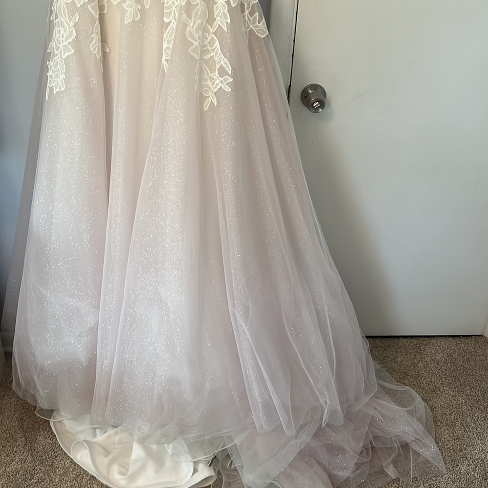 Brand new and never worn Blush by Hayley Paige gown. Size 14. Perfect condition! - Picture 6 of 7